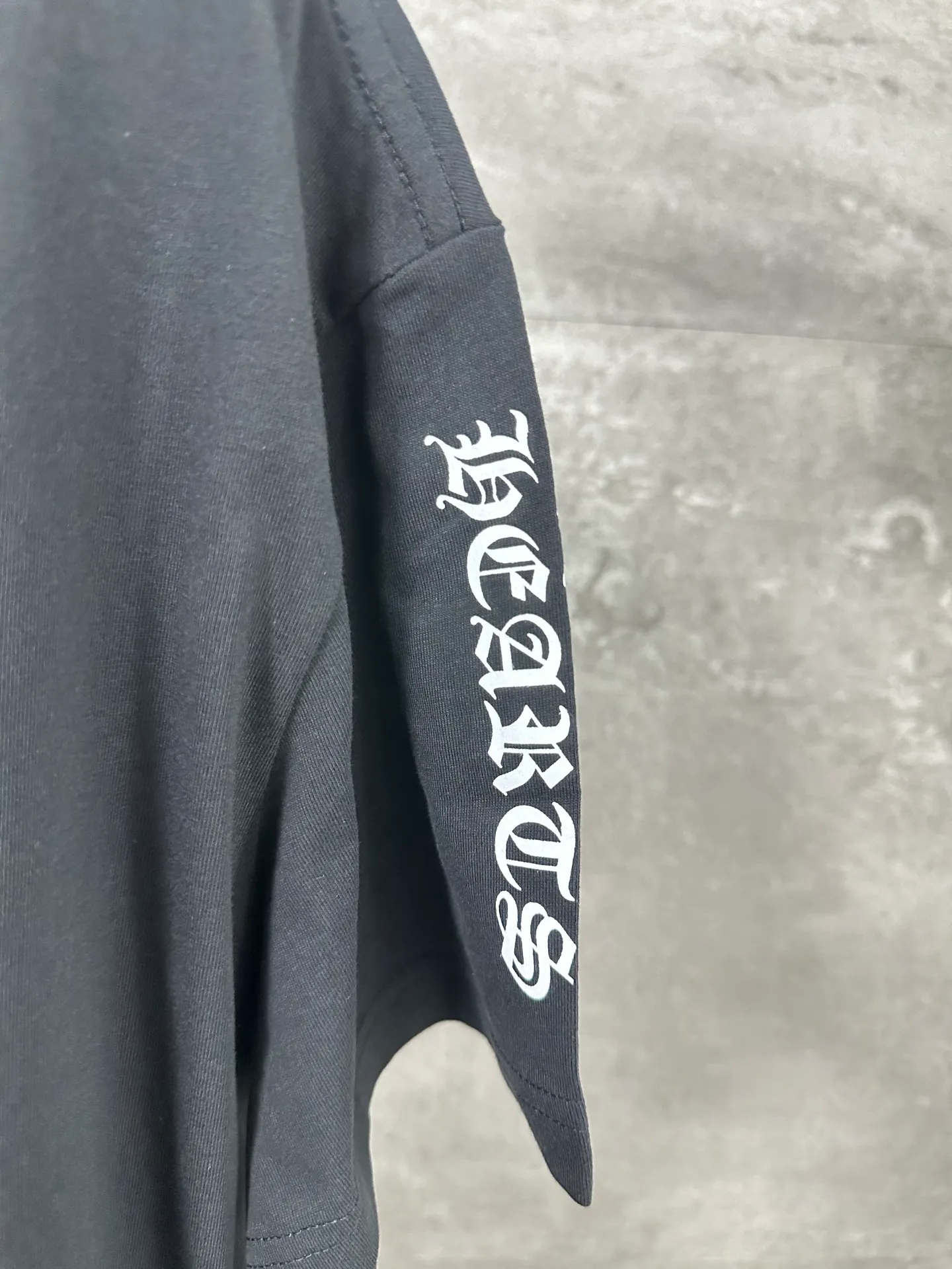 🅿️250 🔥 CH Crow Heart Classic pocket logo with shadow cross print on the back, casual loose short-sleeved T-shirt, same style for men and women, black color, code size S M L, full size available from stock. Process description: Made of 26 single yarns, 200 grams of 100% cotton fabric, ribbed and custom-dyed, printed with imported glue, every wiring detail is strictly in accordance with YB to restore ZG quality